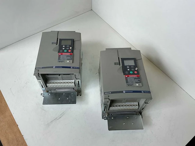 Telemecanique altivar 58 frequentieregelaar (2x) - afbeelding 2 van  6