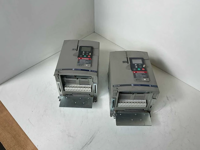 Telemecanique altivar 58 frequentieregelaar (2x) - afbeelding 1 van  7