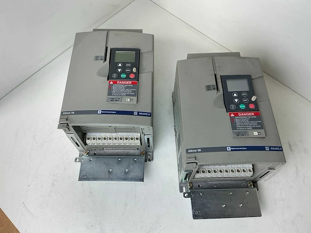 Telemecanique altivar 58 frequentieregelaar (2x) - afbeelding 2 van  7