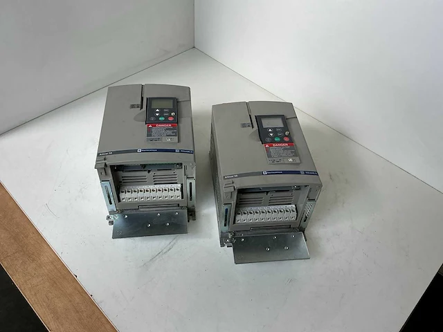 Telemecanique altivar 58 frequentieregelaar (2x) - afbeelding 1 van  6