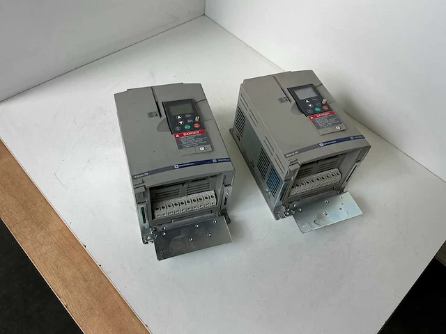 Telemecanique altivar 58 frequentieregelaar (2x) - afbeelding 1 van  5