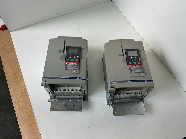 Telemecanique altivar 58 frequentieregelaar (2x) - afbeelding 2 van  5