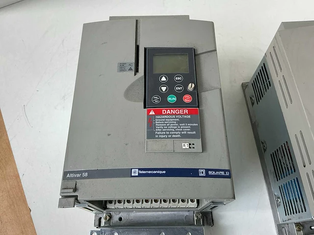 Telemecanique altivar 58 frequentieregelaar (2x) - afbeelding 4 van  5