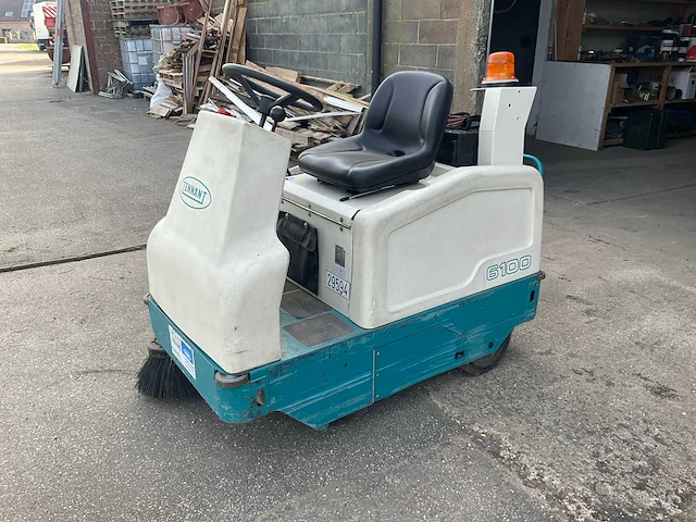 Tennant 6100 zelfrijdende veegmachine - afbeelding 1 van  9