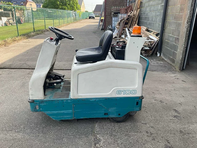 Tennant 6100 zelfrijdende veegmachine - afbeelding 2 van  9