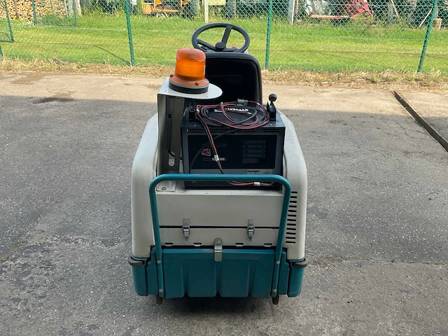 Tennant 6100 zelfrijdende veegmachine - afbeelding 4 van  9