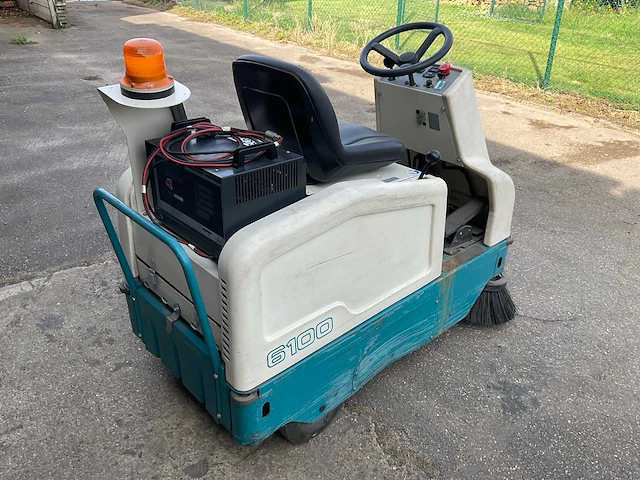Tennant 6100 zelfrijdende veegmachine - afbeelding 5 van  9