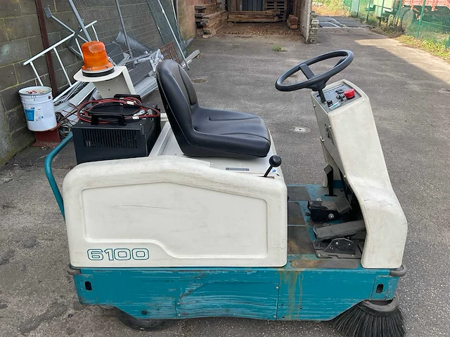 Tennant 6100 zelfrijdende veegmachine - afbeelding 6 van  9