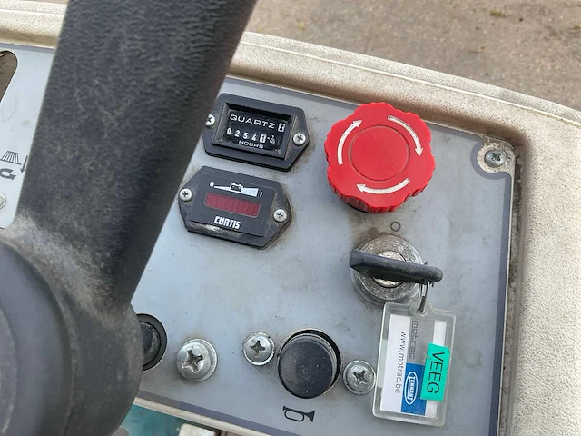 Tennant 6100 zelfrijdende veegmachine - afbeelding 7 van  9