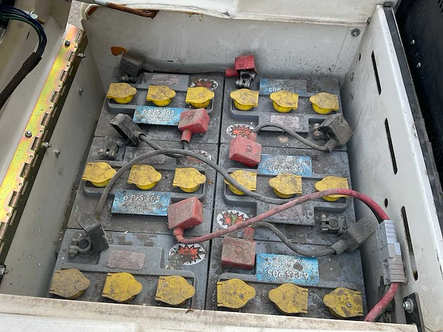 Tennant 6100 zelfrijdende veegmachine - afbeelding 8 van  9
