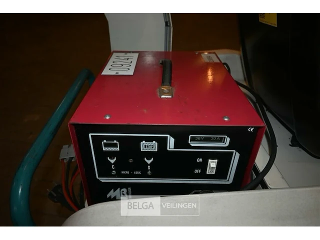 Tennant accu opzit-veegmachine - afbeelding 4 van  15