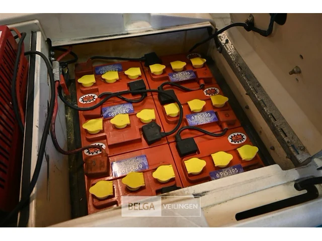 Tennant accu opzit-veegmachine - afbeelding 7 van  15