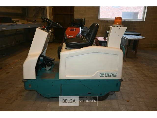 Tennant accu opzit-veegmachine - afbeelding 8 van  15