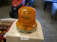 Tennant accu opzit-veegmachine - afbeelding 9 van  15