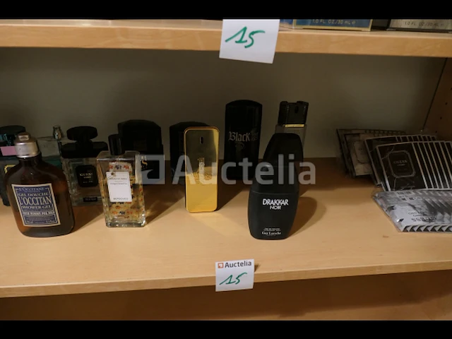 Tentoonstellingsvitrine en de inhoud ervan, eau de toilette voor heren - afbeelding 2 van  15