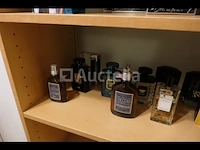 Tentoonstellingsvitrine en de inhoud ervan, eau de toilette voor heren - afbeelding 4 van  15