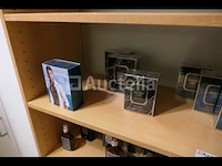 Tentoonstellingsvitrine en de inhoud ervan, eau de toilette voor heren - afbeelding 6 van  15