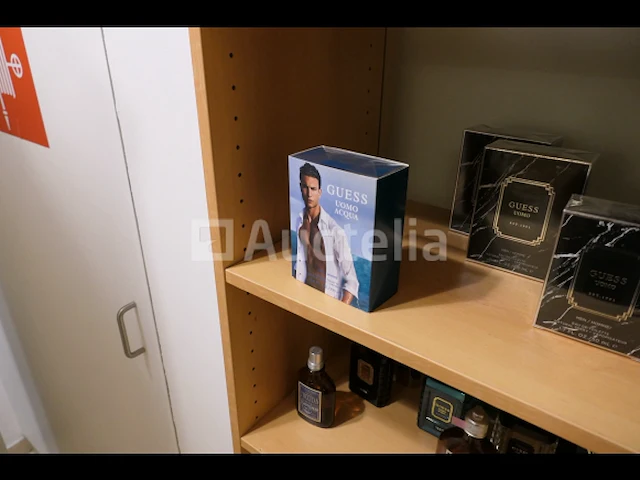 Tentoonstellingsvitrine en de inhoud ervan, eau de toilette voor heren - afbeelding 7 van  15