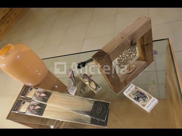 Tentoonstellingsvitrine en de inhoud ervan, eau de toilette voor heren - afbeelding 10 van  15