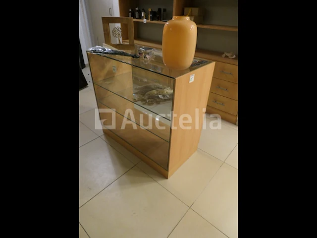 Tentoonstellingsvitrine en de inhoud ervan, eau de toilette voor heren - afbeelding 12 van  15