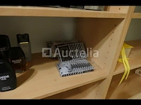 Tentoonstellingsvitrine en de inhoud ervan, eau de toilette voor heren - afbeelding 15 van  15