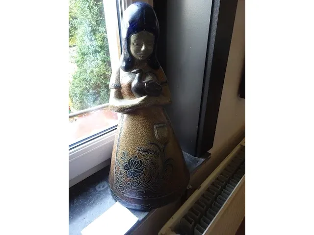 Terracotta beeld, meisje met zwaan - afbeelding 1 van  2