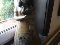 Terracotta beeld, meisje met zwaan - afbeelding 1 van  2