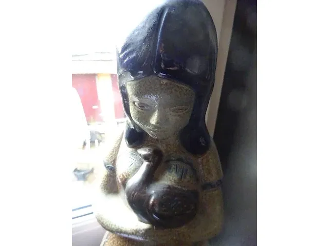 Terracotta beeld, meisje met zwaan - afbeelding 2 van  2