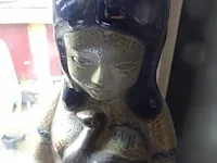 Terracotta beeld, meisje met zwaan - afbeelding 2 van  2
