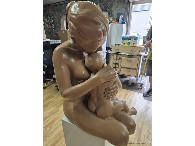 Terracotta beeld moeder met kind - afbeelding 4 van  6