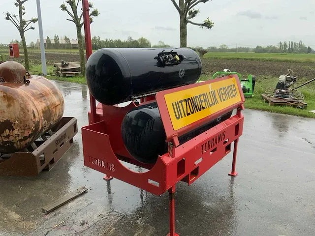 Terranis gedragen bok met gasflessen - afbeelding 2 van  5