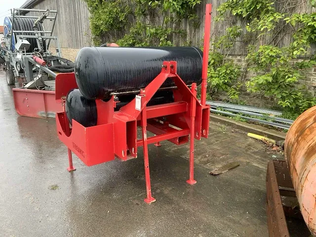 Terranis gedragen bok met gasflessen - afbeelding 3 van  5