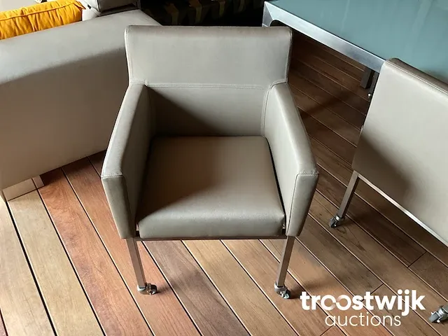 Terrastafel van tribu in combinatie met verrolbare armchair model manutti - afbeelding 2 van  4