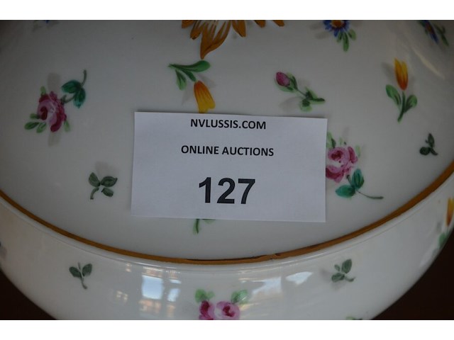 Terrine met deksel porselein, 2 sierstukken porselein, glazen kandelaar en 4 sierstukken - afbeelding 2 van  16