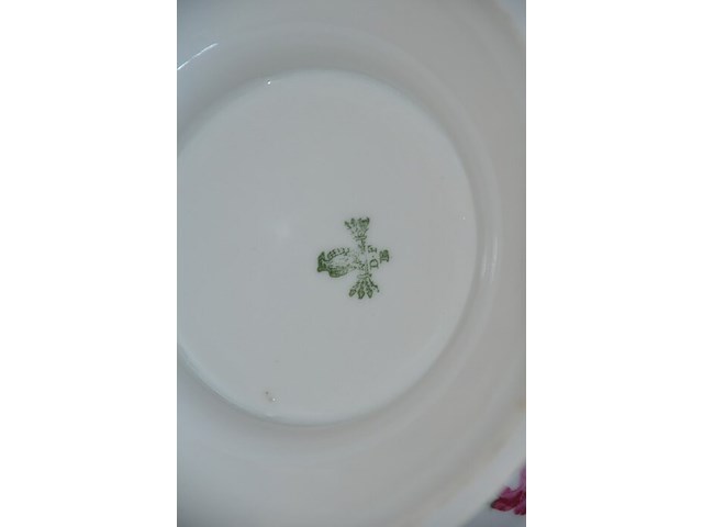 Terrine met deksel porselein, 2 sierstukken porselein, glazen kandelaar en 4 sierstukken - afbeelding 4 van  16