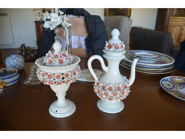 Terrine met deksel porselein, 2 sierstukken porselein, glazen kandelaar en 4 sierstukken - afbeelding 5 van  16