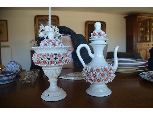 Terrine met deksel porselein, 2 sierstukken porselein, glazen kandelaar en 4 sierstukken - afbeelding 6 van  16