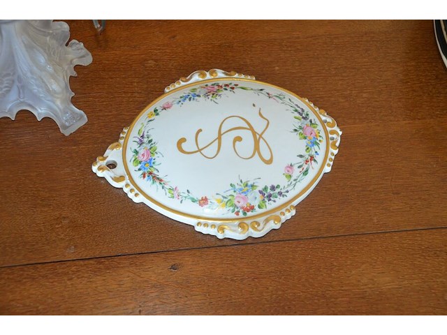 Terrine met deksel porselein, 2 sierstukken porselein, glazen kandelaar en 4 sierstukken - afbeelding 8 van  16