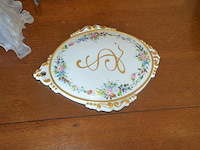 Terrine met deksel porselein, 2 sierstukken porselein, glazen kandelaar en 4 sierstukken - afbeelding 8 van  16