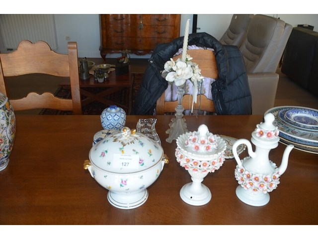 Terrine met deksel porselein, 2 sierstukken porselein, glazen kandelaar en 4 sierstukken - afbeelding 1 van  16