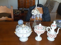 Terrine met deksel porselein, 2 sierstukken porselein, glazen kandelaar en 4 sierstukken