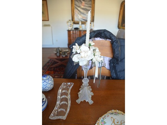 Terrine met deksel porselein, 2 sierstukken porselein, glazen kandelaar en 4 sierstukken - afbeelding 10 van  16