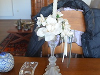 Terrine met deksel porselein, 2 sierstukken porselein, glazen kandelaar en 4 sierstukken - afbeelding 10 van  16