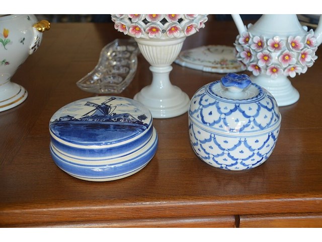 Terrine met deksel porselein, 2 sierstukken porselein, glazen kandelaar en 4 sierstukken - afbeelding 13 van  16