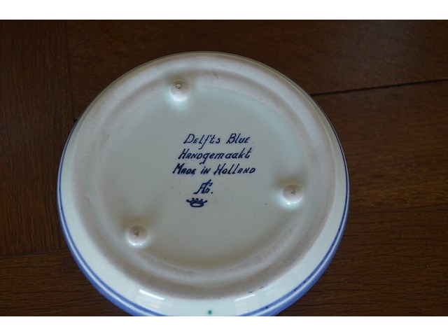 Terrine met deksel porselein, 2 sierstukken porselein, glazen kandelaar en 4 sierstukken - afbeelding 15 van  16