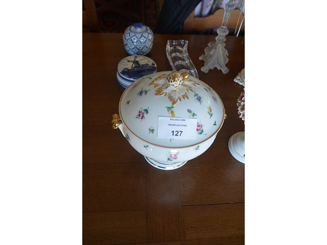 Terrine met deksel porselein, 2 sierstukken porselein, glazen kandelaar en 4 sierstukken - afbeelding 3 van  16