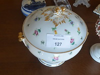 Terrine met deksel porselein, 2 sierstukken porselein, glazen kandelaar en 4 sierstukken - afbeelding 3 van  16