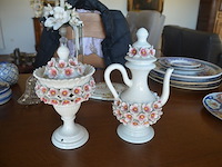 Terrine met deksel porselein, 2 sierstukken porselein, glazen kandelaar en 4 sierstukken - afbeelding 5 van  16