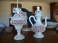 Terrine met deksel porselein, 2 sierstukken porselein, glazen kandelaar en 4 sierstukken - afbeelding 6 van  16