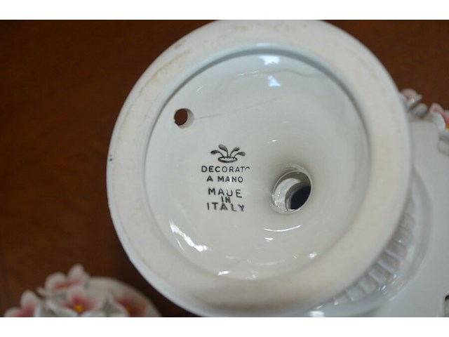 Terrine met deksel porselein, 2 sierstukken porselein, glazen kandelaar en 4 sierstukken - afbeelding 7 van  16